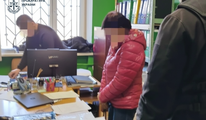 Чиновницю Мінкульту в робочому кабінеті