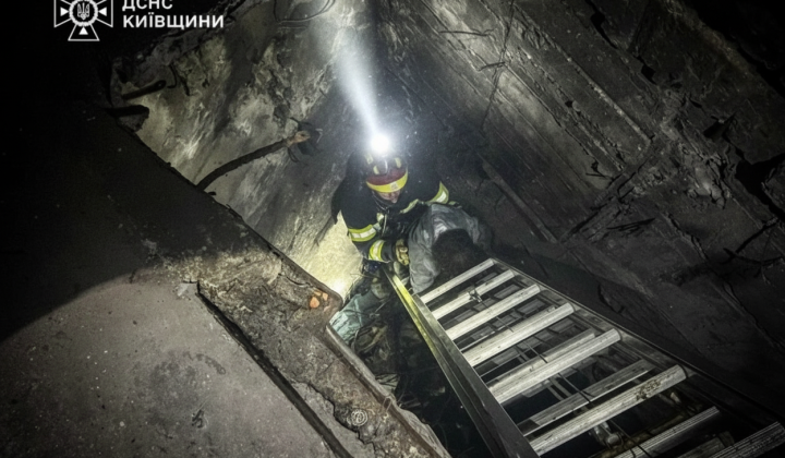 Спасатели поднимают девушку из шахты