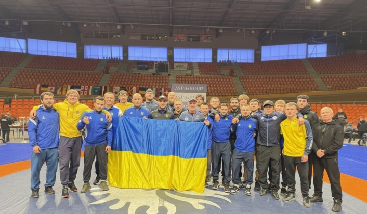 Украинские борцы на пьедестале с медалями
