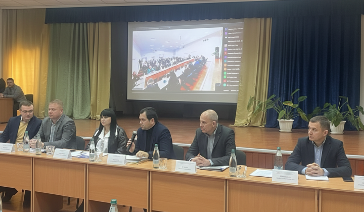Люди демонструють плакат під чорнобильцями