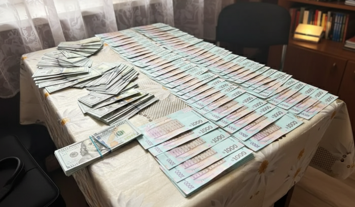 ДБР затримало посадовця ТЦК: за гроші знімав чоловіків з розшуку
