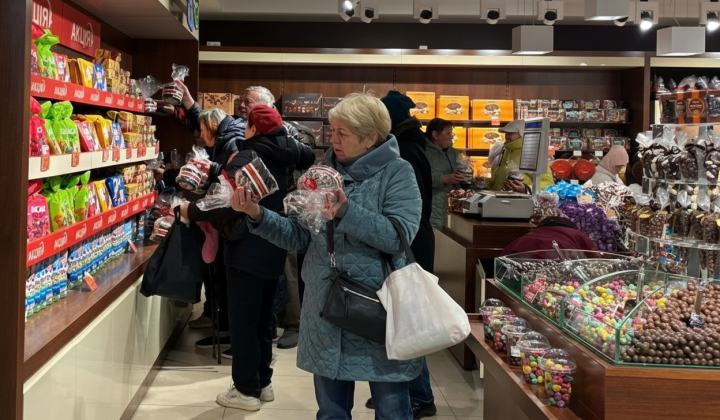 Очередь за пасхальными кексами 'Рошен' в Киеве