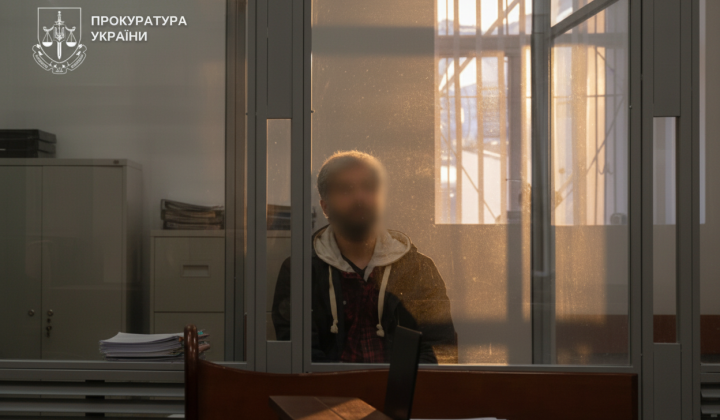 Девушка плачет в суде