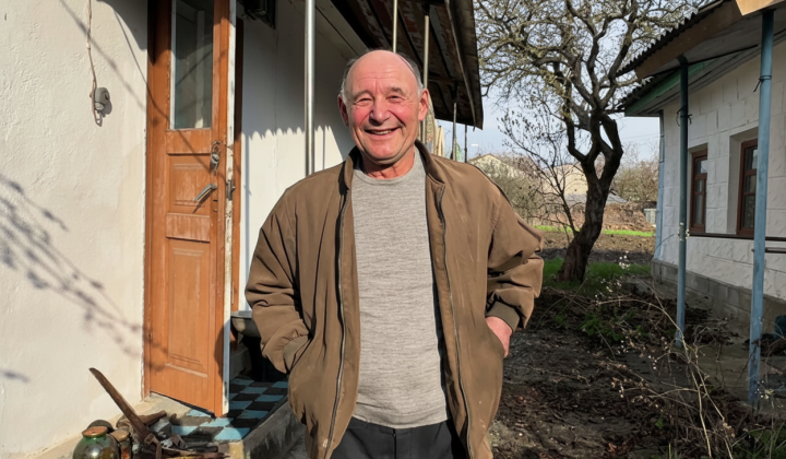 Man evacuating with chickens, dog and washing machine