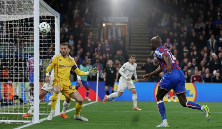 Fiorentina players attacking Crystal Palace