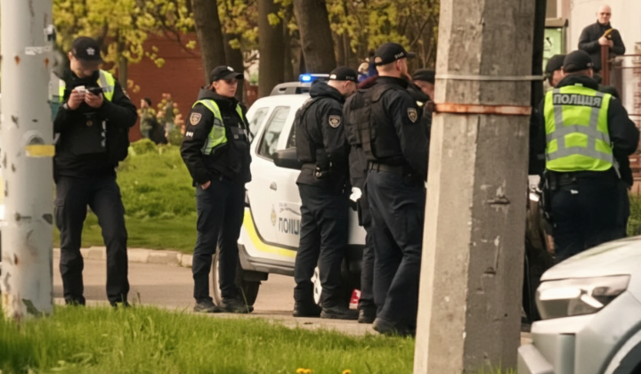 Полицейский с автоматом в руках