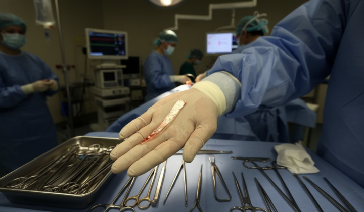 Surgeons remove glass shard near aorta