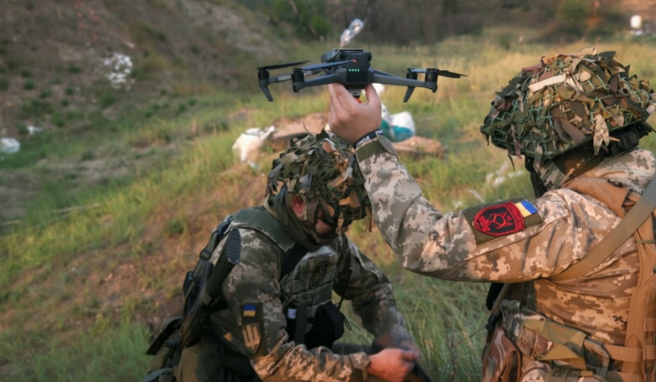 Дрон уничтожает военную технику
