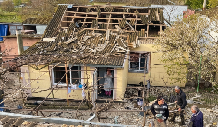 Жінка збита уламками, будинок у руїнах