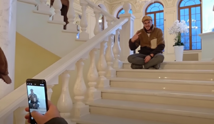 Иностранные журналисты в разрушенном театре Мариуполя