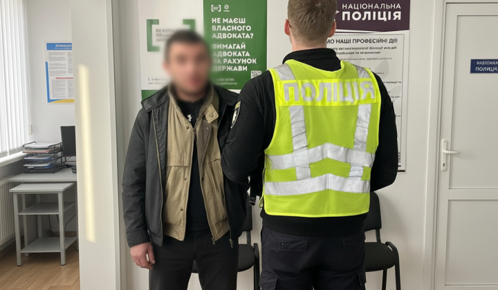 Засуджений грабіжник у судовій залі