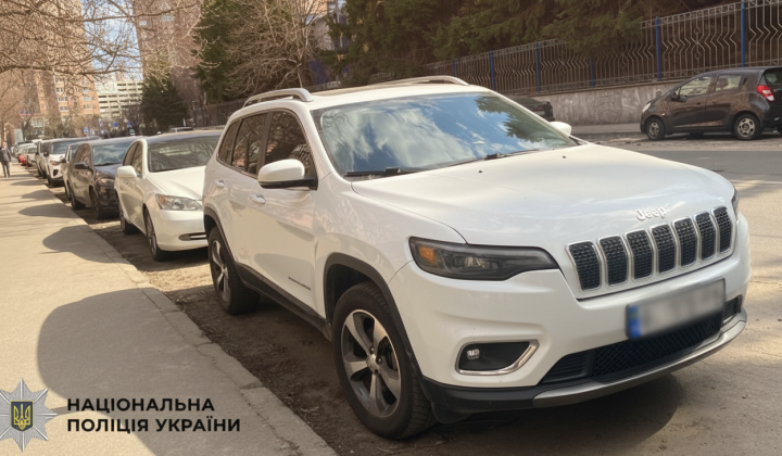 Мужчина обманывает друга при продаже Jeep Cherokee