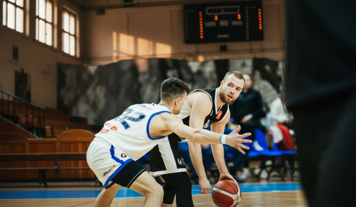 Літній день у стадіоні з футболом