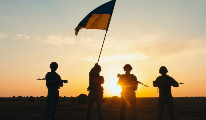 Военный с избирательным бюллетенем в руках
