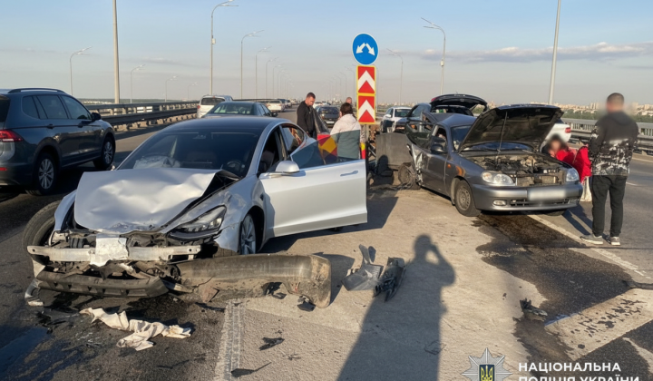 Тесла в аварії на Дарницькому мосту