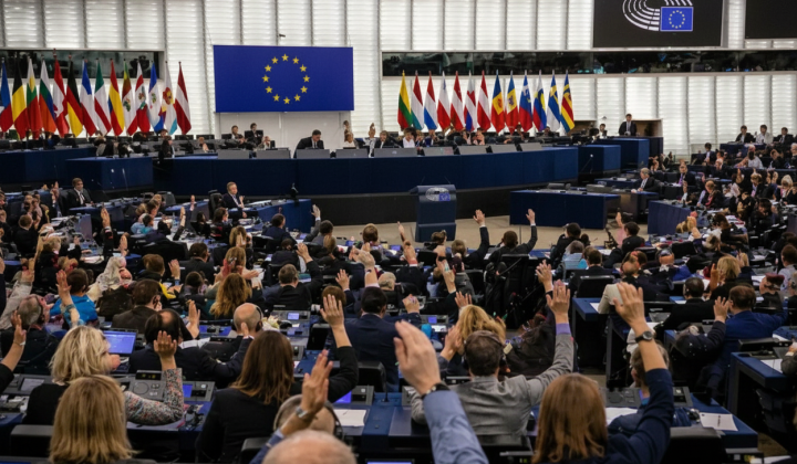 Логотип Нідерландів на фоні прапора
