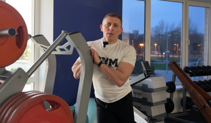 Священник тренирует прихожан в спортзале