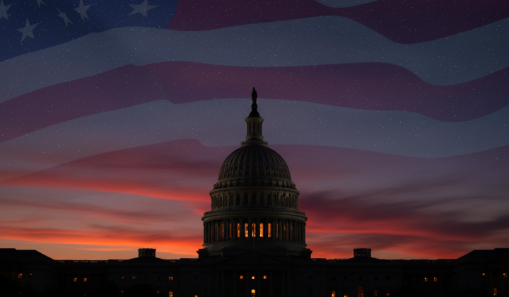 Прапор США на тлі глобуса