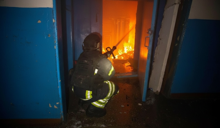 Спасатели освободили трех женщин из горящего дома