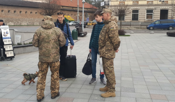 Український солдат у формі з роботом