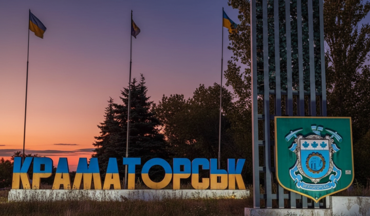 Російський танк на фоні Краматорська