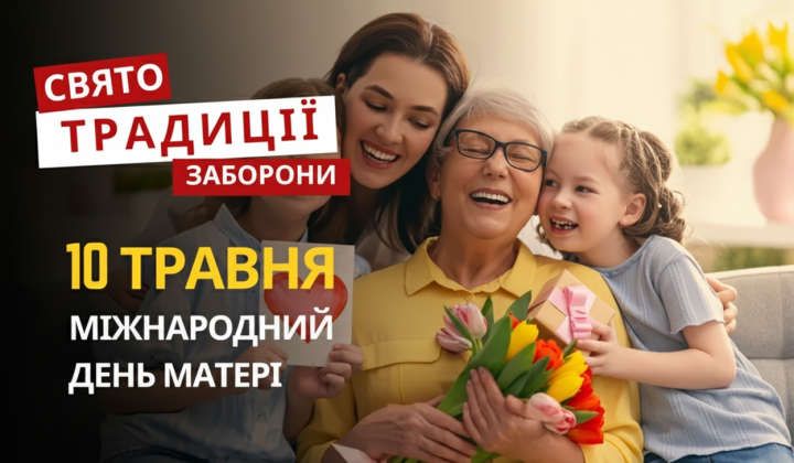 Жінка тримає в огороді червону троянду