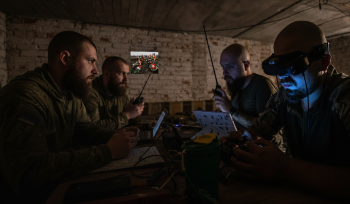 Російський військовий танк на полі