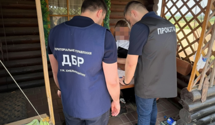 Посадовцю ДМС на Хмельниччині оголосили підозру