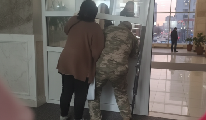 Батько з битою увірвався у ТЦК Хмельницькому