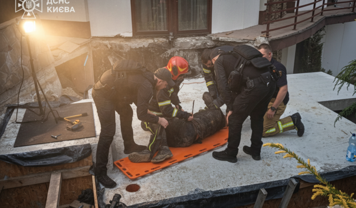 Людина провалюється в яму на будівництві