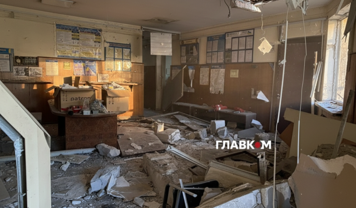 Поврежденные здания и паспортный сервис в Киеве