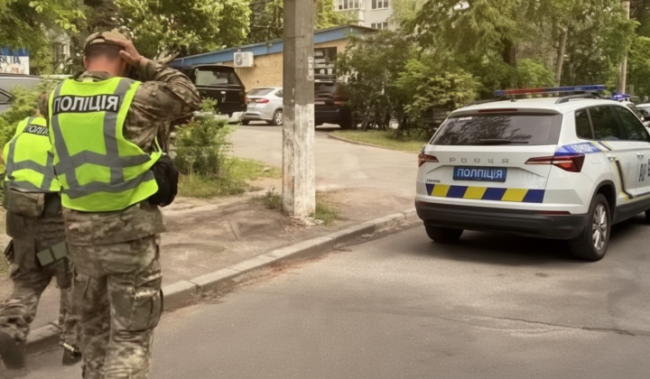 Військовий погрожує підірвати будинок в Києві