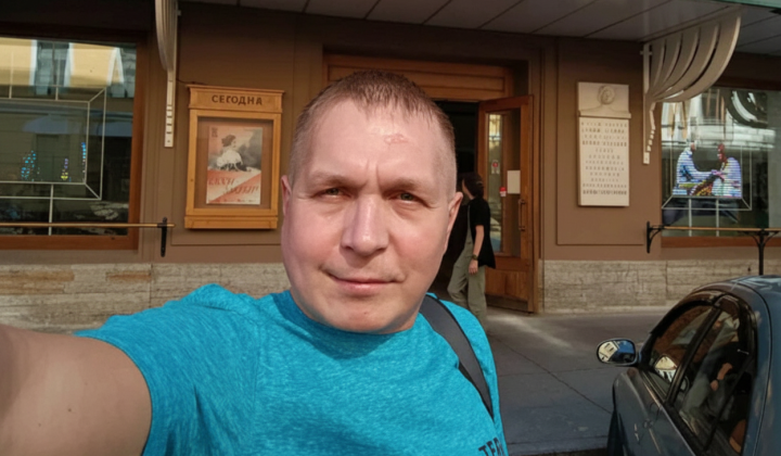 Фото Павла Чернявського на тлі воєнного поля