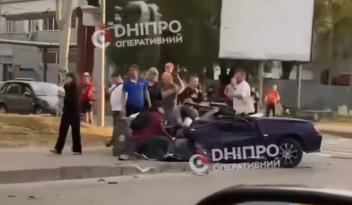 Авто влетіло в зупинку: загибла жінка