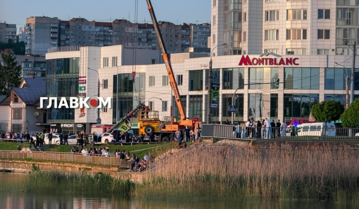 BMW вилетів на тротуар та збив пішоходів