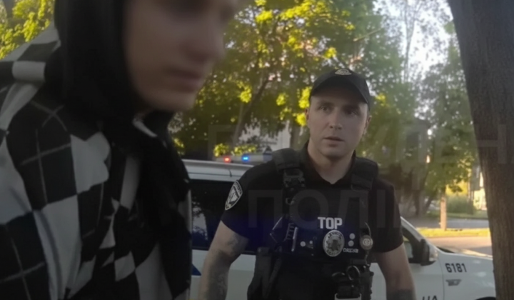 Чоловік із СЗЧ атакує ножем перехожих