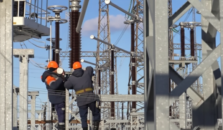 Група аварійних робітників отримує виплати