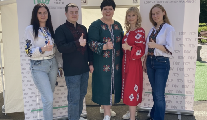 Логотипы компаний на фоне города