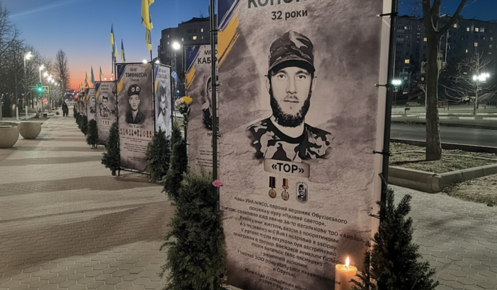 Школярки танцюють під російську пісню