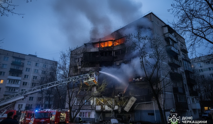Российский БПЛА столкнулся с девятиэтажкой в Черкассах