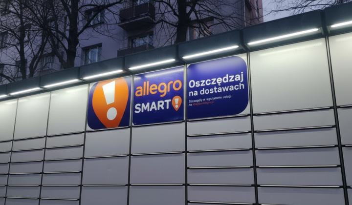 Allegro logo on the background of the Ukrainian flag