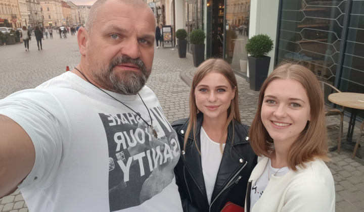 На зображенні Вірастюк за кермом автомобіля