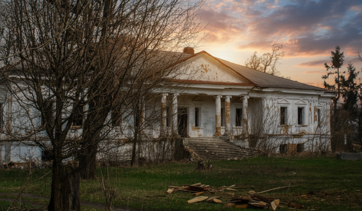 Maxim Rylsky's relatives' manor continues to deteriorate