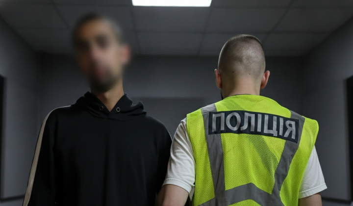 Побитий чоловік лежить на землі