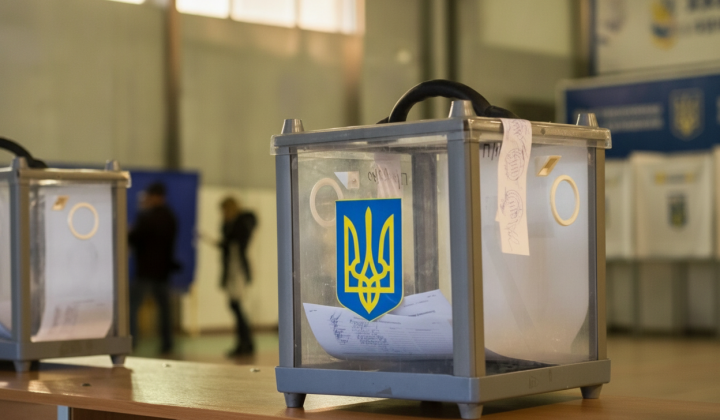 Українець з кульками валіз у руках