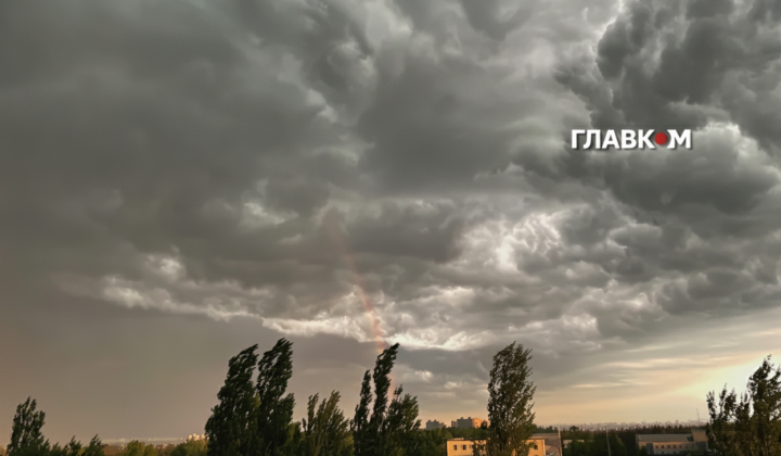 Небо з хмарами і сонцем на вихідні