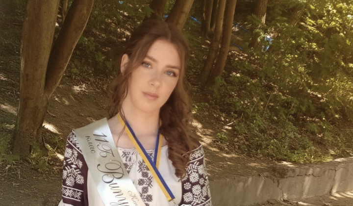 Львівська випускниця з радістю тримає диплом