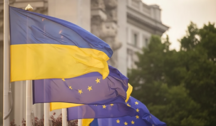 Прапор України на тлі Європейського союзу