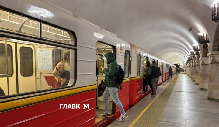 Маршрутка йде по вулиці в Києві