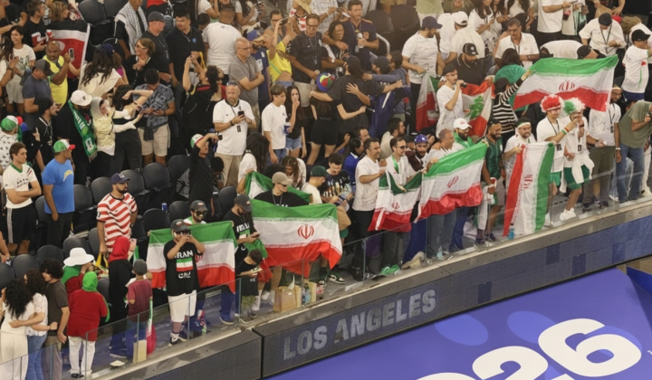 Iranian diaspora booing the anthem